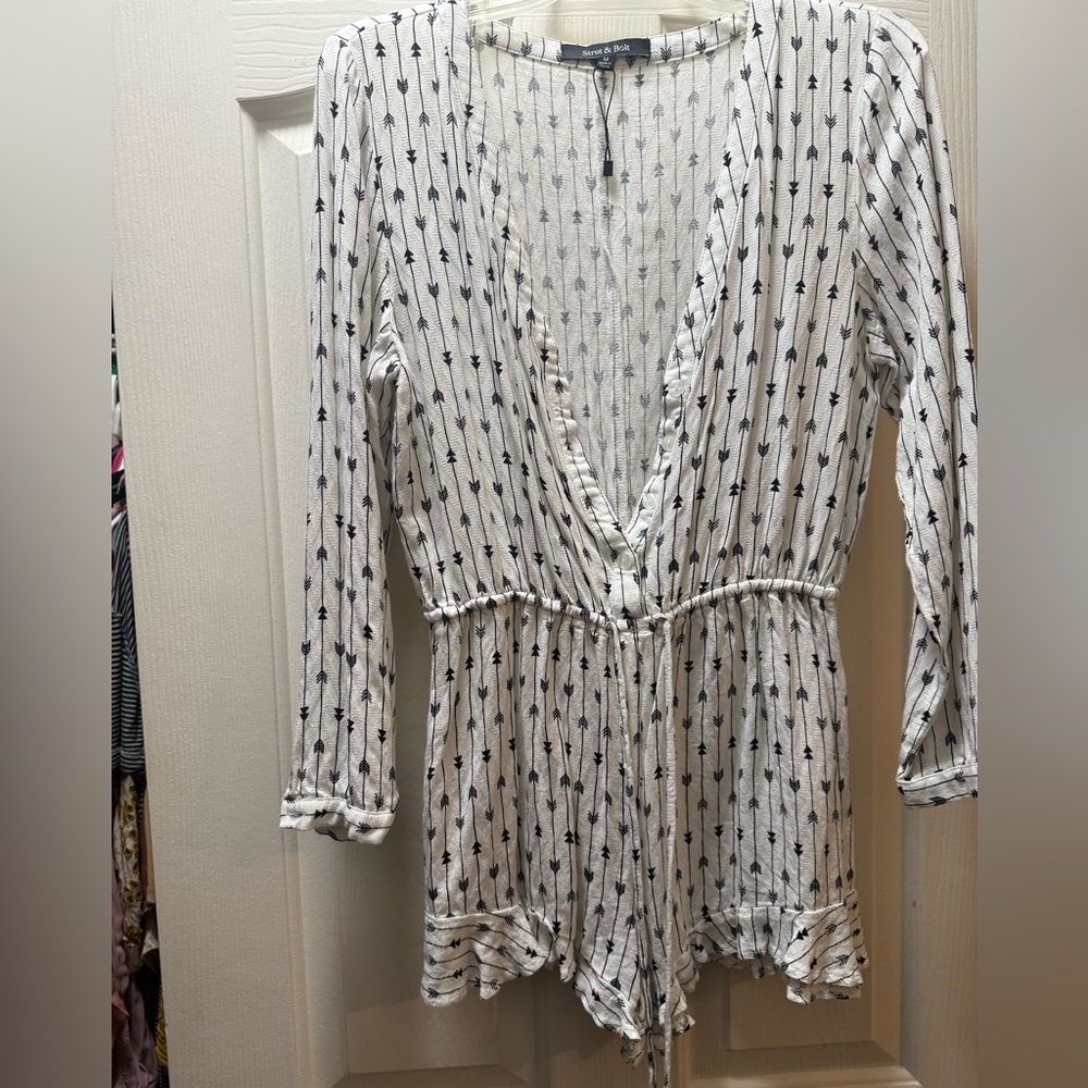 Strut & Bolt White Boho Arrow Print Romper – Size M – Long Sleeve
